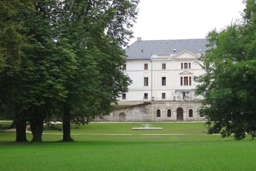 Bicske , Kossuth Zsuzsa Gyermekotthon korábbi Batthyány-kastély parkja 