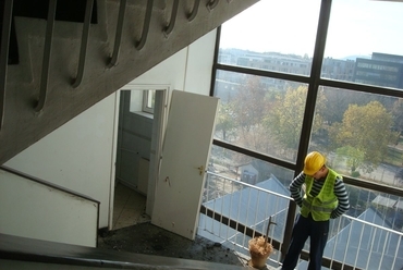 Gyógyászati Segédeszközök gyára, Lépcsőpihenő - fotó: Maczó Balázs