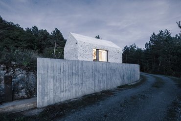 Dekleva Gregorič Arhitekti: Családi ház, Vrhovlje, Szlovénia. Fotó: Janez Marolt