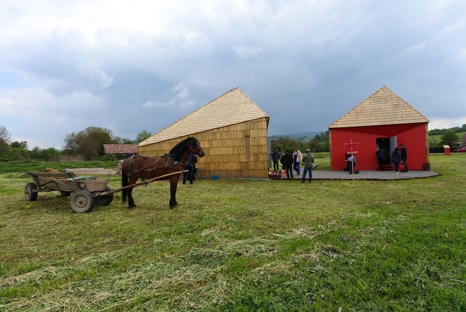 Pavilonavató előkészületek, Mikháza - fotó: Vasáros Zsolt