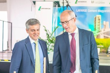 Pereira da Silva Joao Paulo, a Lafarge Cement Magyarország Kft. országképviselője és Duclaux Antoine, a LafargeHolcim Közép-Európa Kelet Vezérigazgatója köszöntötték a vendégeket az 5 éves jubileum alkalmából - forrás: Lafarge