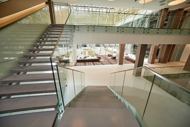 Váci1, 3-4. emeleti belső lépcsősor - építész: Mózes Péter - fotó: Végel Dániel