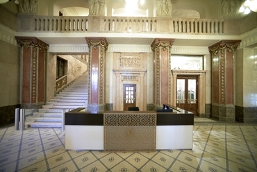 központi recepció a műemléki térben - építész: Mózes Péter - fotó: Végel Dániel