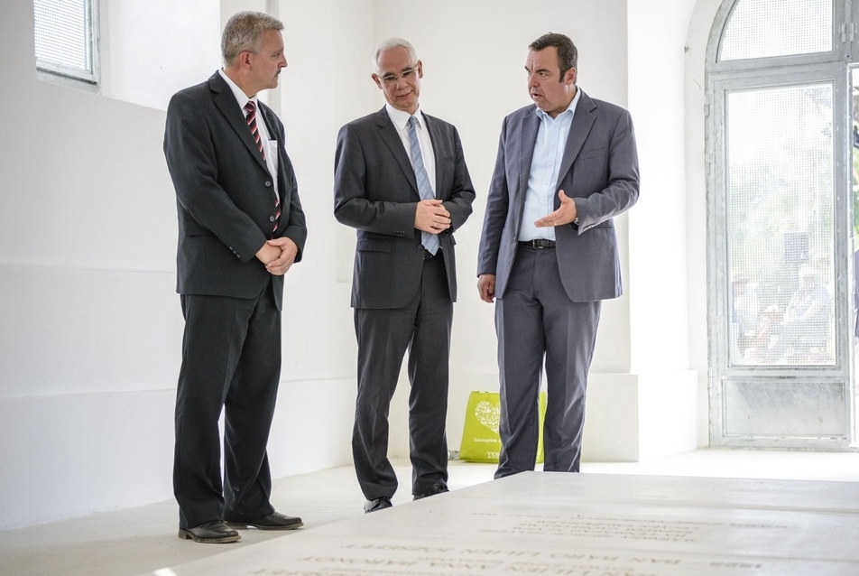 Győri Máté polgármester, Balog Zoltán, az emberi erőforrások minisztere és L. Simon László fideszes országgyűlési képviselő az Eötvös-kápolna avatásán - forrás: MTI