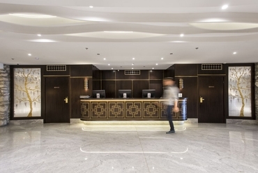 a csoportos bejelentkezés recepciója - Hilton Budapest északi szárnyának bejárata - építész: Pályi Gábor - fotó: Pályi Zsófia