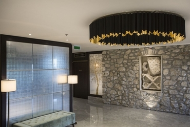 talált faragványok - Hilton Budapest északi szárnyának bejárata - építész: Pályi Gábor - fotó: Pályi Zsófia