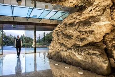 a sziklafal súrlófényben - Hilton Budapest északi szárnyának bejárata - építész: Pályi Gábor - fotó: Pályi Zsófia