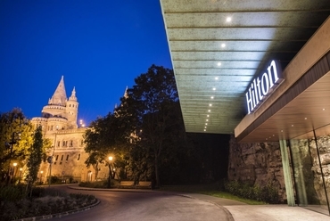 az esti környezet - Hilton Budapest északi szárnyának bejárata - építész: Pályi Gábor - fotó: Pályi Zsófia