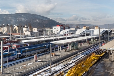 Graz Hauptbahnhof - peronfedés. Forrás: pierer.net