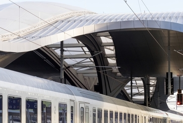 Graz Hauptbahnhof - peronfedés. Forrás: pierer.net