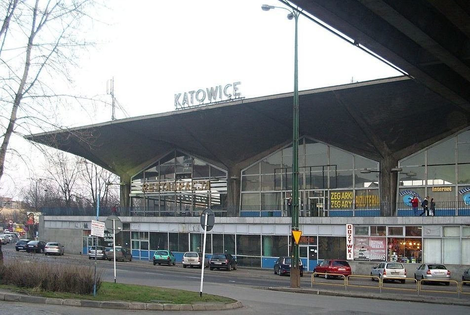 Katowice, az 1972-ben épült pályaudvarépület felújítás előtt. Forrás: Wikipedia