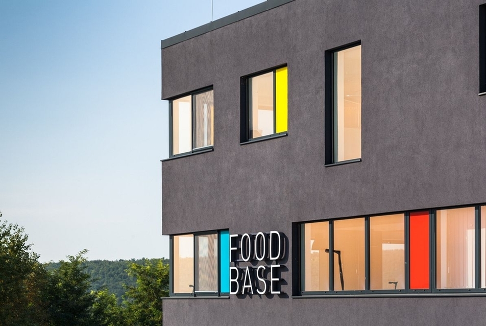 Food Base irodaház és gyártócsarnok - építészek: Csizmadi Péter, Petőcz-Tóth Anikó - fotó: Baumit