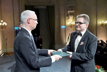 Balog Zoltán átadja a kitüntetést Kiss Gyulának
