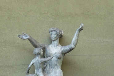 Az Üllői út 60-62. Futó utcai bejáratát díszítő szobor Kiss Kovács Gyula munkája (1959). A megformálásban még érezni az ötvenes évek heroikus gesztusait, de a téma már a normalizálódó hétköznapokra utal.