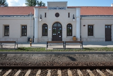 a felújított Fegyvernek-Örményes vasútállomás - építész: Fekete László - fotó: Zsitva Tibor