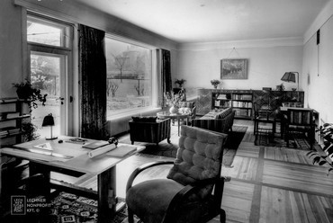 Kotsis Endre saját családi házának nappalija - forrás: Lechner Tudásközpont