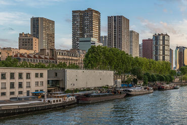 Szajna-parti toronyházak az Eiffel-toronytól délre - forrás: Wikipedia