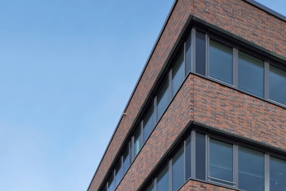 Az épület vasbeton szerkezetét körbeburkoló, üveg- és téglasávok váltakozó játéka a raktárvárosra és Hamburg téglaépítészetének hagyományaira emlékeztet. - Philips székház, Hamburg - építész: Schaub & Partner Architekten - fotó: Hörmann