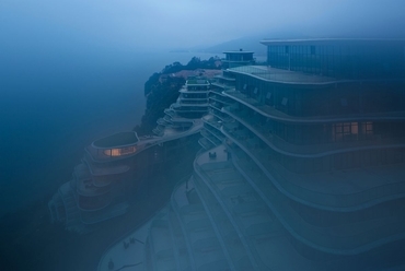 Aurelien Chen - Shanshui I, Tóparti építészet - Huangshan falu, szálloda - Huangshan, Taiping tó, Kína, 2017 - Architectural Photography Award