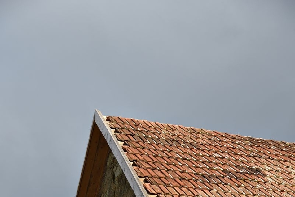 A tető nyugati részén a szerkezet javítását ugyan elvégezték, de a bádogszegély hiányzik, a héjazat beszegése és a lefolyó felszerelése elmaradt. Fotó: Sarkadi Márton (2017. december)