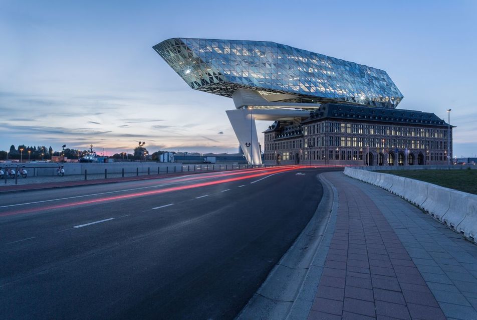 Kikötői Hivatal - építész: Zaha Hadid, Patrik Schumacher - fotó: Alukönigstahl