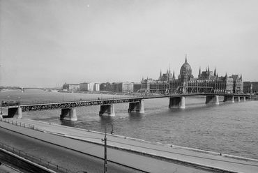 A Kossuth híd 1946-ban - Forrás: Fortepan