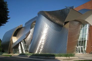 Peter B. Lewis Building, Cleveland (USA), 2002 - építész: Frank Gehry - fotó: Wikipédia
