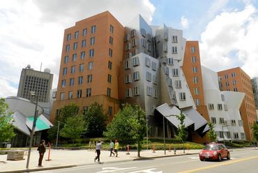 Ray and Maria Stata Center, MIT (Massachusetts Institute of Technology), Boston - építész: Frank Gehry - fotó: Wikipédia