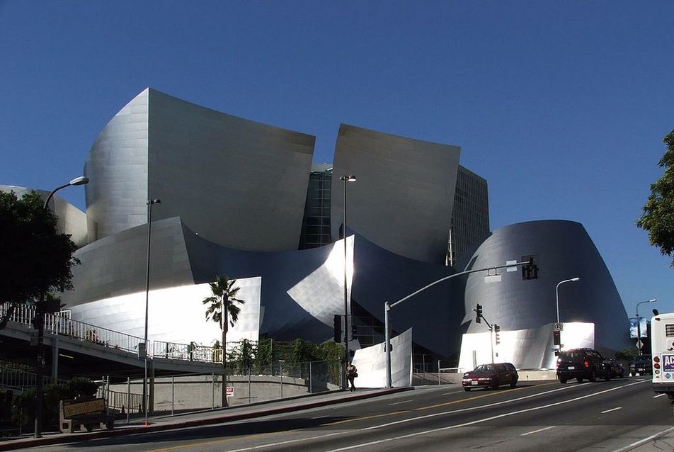 Walt Disney Concert Hall, Los Angeles, 2003 - építész: Frank Gehry - fotó: Wikipédia
