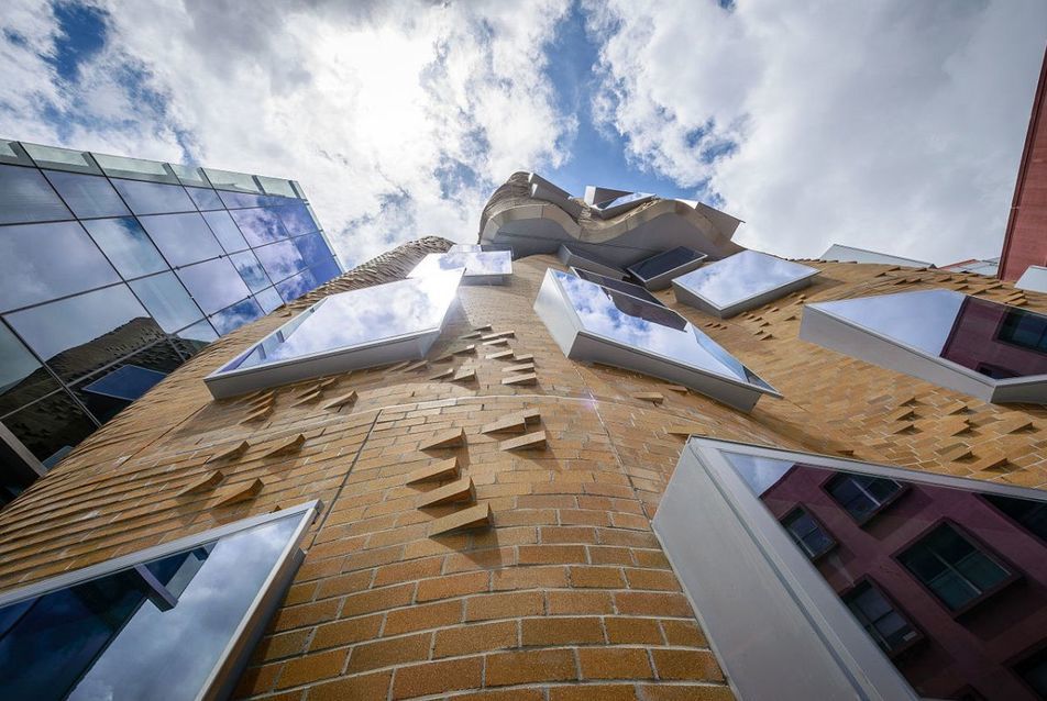 Dr Chau Chak Wing Building, Sydney, 2014 - építész: Frank Gehry - fotó: Wikipédia