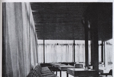 Rózsakert bisztró, Hévíz, (1969) belső kép, műbőr ülősáv a homlokzat mentén (szkennelt fotó a MÉ1969/5-ből) - fotó: feltehetően Bognár János