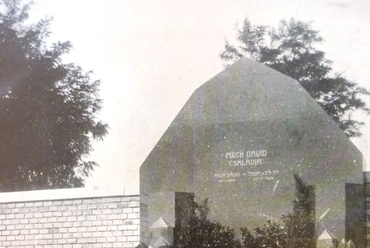 Archív fotó - Budapest, Kozma utcai izraelita temető, Milch Dávid síremléke (Messinger Alajos). Megjelent: A Ház 1910. 8-9. sz. 221.