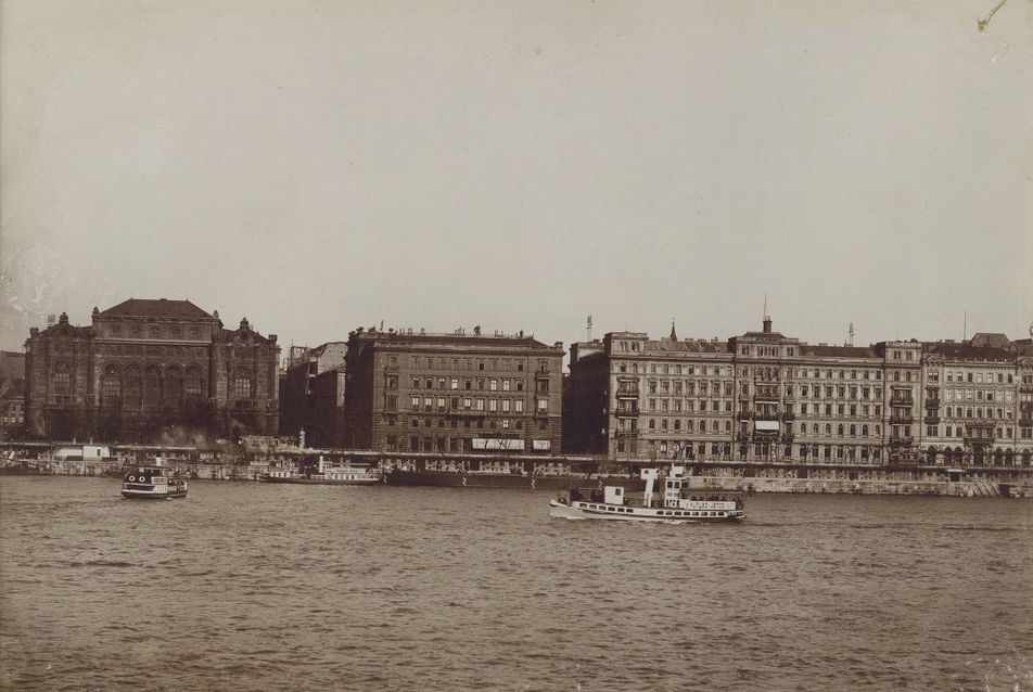 A Hungária Nagyszálló (balról a Vigadó után a második épület, Klösz György felvétele) - forrás: Fortepan / Budapest Főváros Levéltára