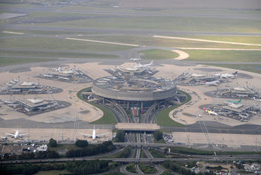 Roissy CDG 1-es terminál - építész: Paul Andreu - forrás: Wikipedia