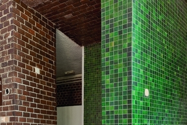 A földközeli színek különös meghittséget adnak az épületnekFotó: Schmal Fülöp