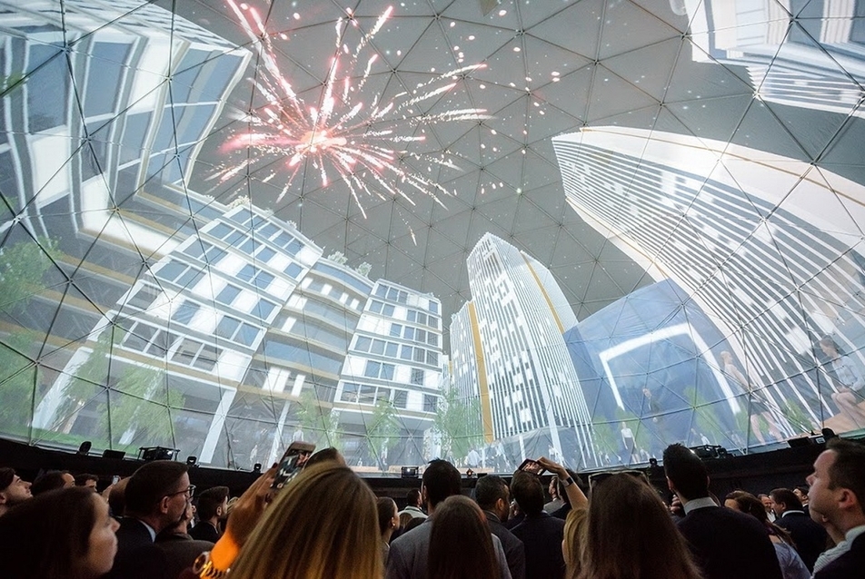 Az Agora központi terét 360 fokos 3D projekt mapping show segítségével mutatták be 