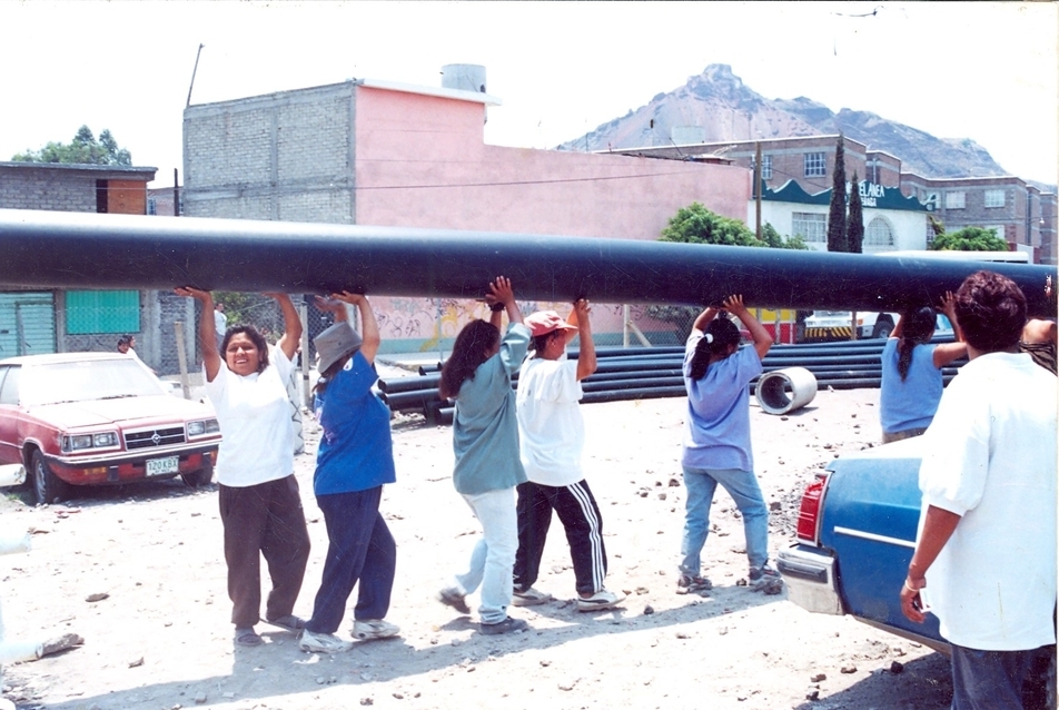Mexikóvárosban az elmúlt három évtizedben további újabb területeket foglaltak el és építettek be a közösség újabb tagjai. Forrás: Liam Barrington-Bush, Internationaliste 360