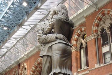 Csókolózó pár a londoni St. Pancrason