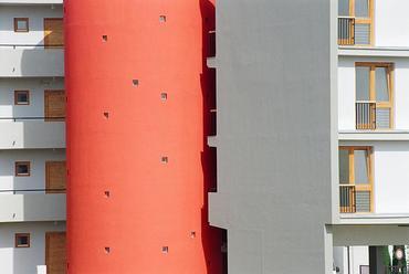 A Pelényi Margit által tervezett 120 lakásos szociális bérlakástömb Pécsen. Az építész igyekezett némi mediterrán színvilágot csempészni az épületbe. 