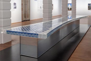 Tadao Ando Pirosmani emléke előtt tisztelgő asztala. 