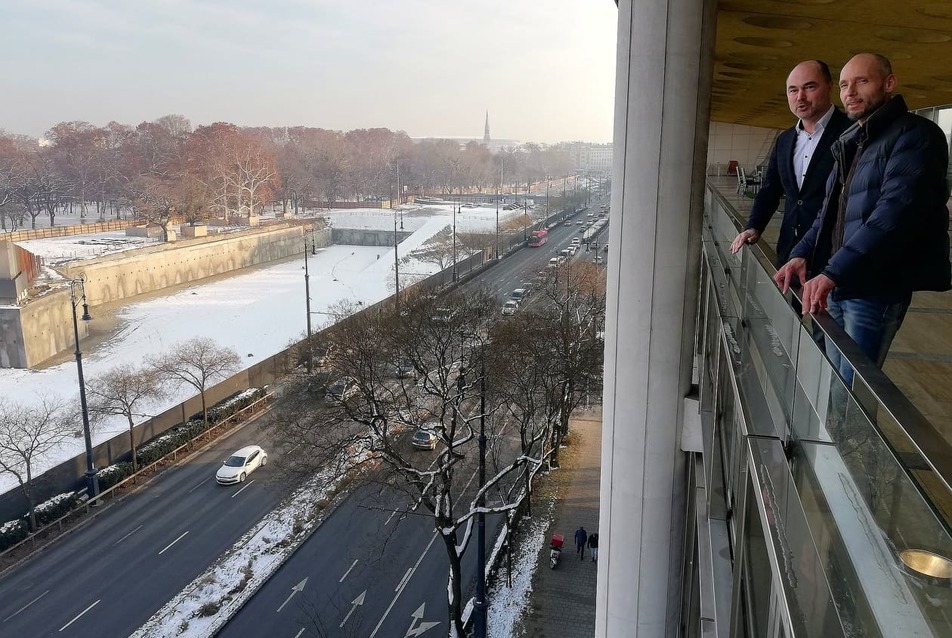 A gép forog, az alkotó pihen. Sághi Attila és Ferencz Marcel, az építész Fotó: Bojár Iván András