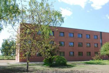 A ma már felújított bajai Eötvös József Főiskola kollégiuma. 1963-1973, forrás: epiteszforum.hu