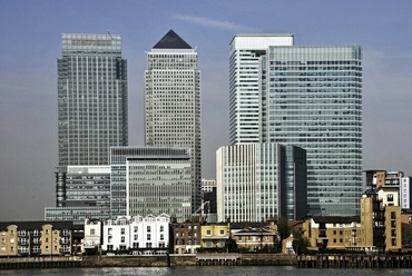 London Docklands folyamatosan kirajzolódó, égbe törő felhőkarcolói. 