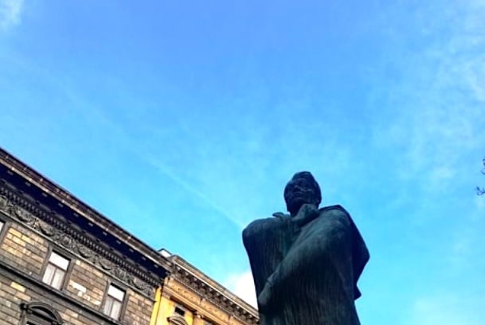 Csorba Géza: Ady Endre, 1960, bronz. A 19. századi köztéri bronzember szobrászat pátoszformáinak átvételével készült heroizáló szobor a Liszt Ferenc téren. Ady valószínűleg rosszul lenne, ha nekifenekedő munkáskáderként látná viszont magát. 