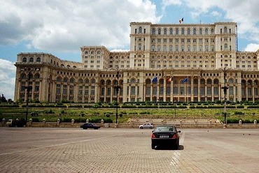 A világ egyik legnagyobb épületeként álló román parlament a Ceauşescu kor szimbólumává vált. forrás: b1.ro 