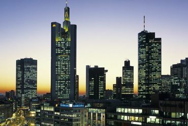 Frankfurt felhőkarcolói. Már csak a sarokban lévő piros logó igazít el. 