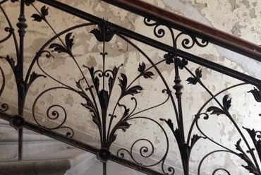 Egy részben kopott, részben patinás, gyönyörű részlet egy budapesti lépcsőházból. 