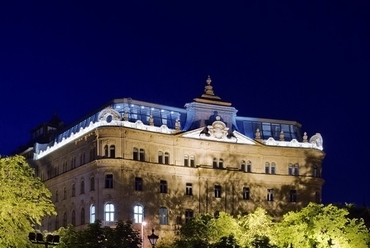 A Dungyerszky-palota tetejének eredeti ívét követve mozgatható pala-lamellarendszer fedi az új szintet., forrás: Az Archikon hivatalos oldala.