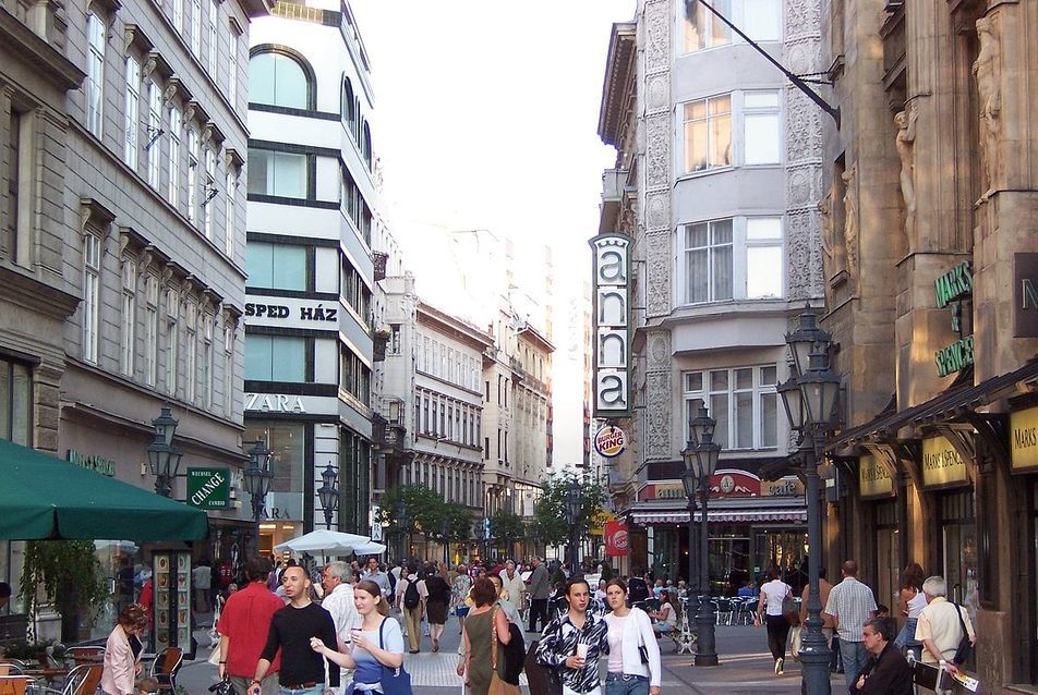 A budapesti Váci utca, minden turista kötelező célpontja. 