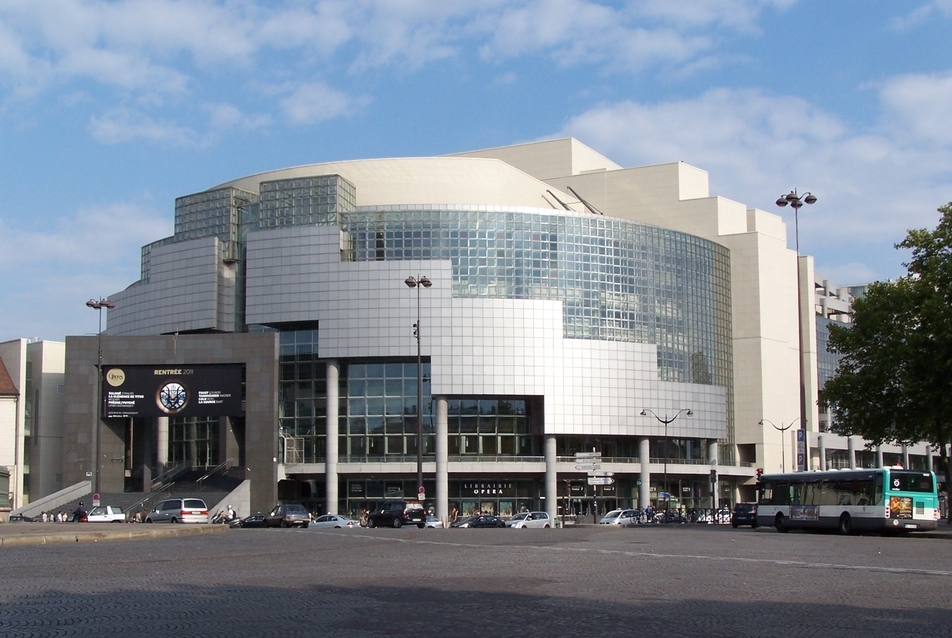 Így néz ki most az Opéra Bastille. Forrás: Wikipédia. 